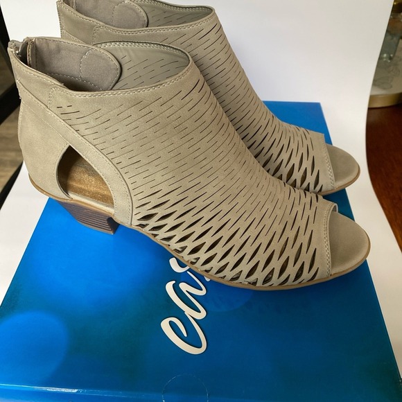 New Easy Street Women's Sunrise Sandals Grey Size 6.5M - Picture 2 of 6